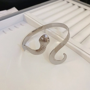 Gros plan d'un bracelet serpent argenté avec des écailles détaillées et fini métallique