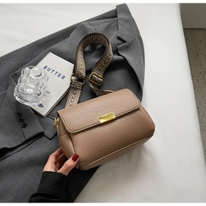 Détail du sac bandoulière beige en cuir grainé avec large bandoulière ethnique tissée