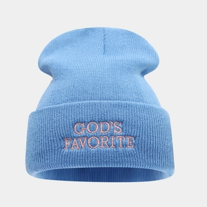 Bonnet en tricot bleu ciel avec broderie God's Favorite rose et large revers