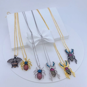 Detailansicht der Insektenanhänger mit Bienen und Spinnen mit bunten Zirkonsteinen