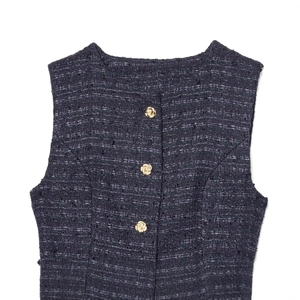 Gilet en tweed pour femmes avec col rond, boutons camélia dorés et accents métalliques