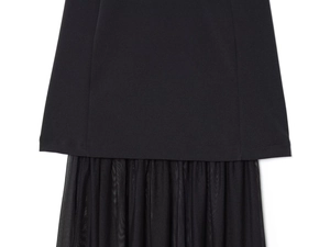 Détail de la robe noire avec empiècement en tulle plissé et ourlet en voile transparent