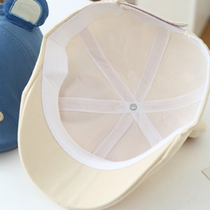 Béret mignon pour bébé beige et bleu montrant la structure interne et le coton doux