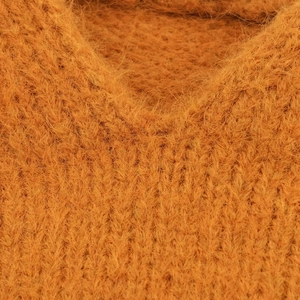 Pull en tricot col V pour femme en orange chaud avec texture mohair et vaporeuse