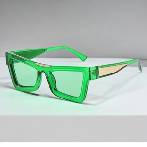 Occhiali da sole squadrati verdi alla moda con eleganti accenti in metallo dorato in vista a 45 gradi