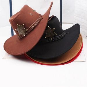 Stapel Cowboyhüte aus Filz in Braun und Schwarz mit goldenen Sheriff-Sternen und Seilen