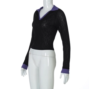 Détail d'un polo à manches longues ajusté noir avec col et poignets contrastés violets