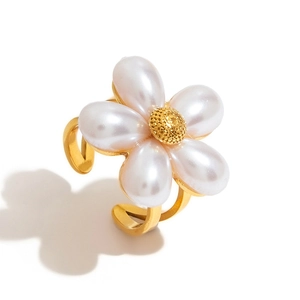 Adjustable gold stainless steel ring featuring a blooming flower with pearl petals