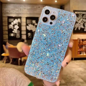 Vista detallada de la funda con purpurina brillante, mostrando textura estrellada y material flexible.