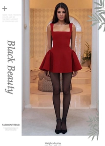 Dettaglio di mini abito rosso senza maniche con scollo quadrato e vita a trapezio sfiancata