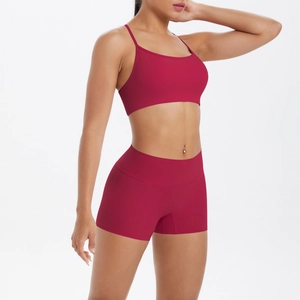 Détail du soutien-gorge de yoga dos croisé et short taille haute en rouge magenta