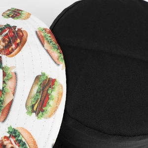 Détail du chapeau bob réversible en coton avec imprimé burger et tissu intérieur noir