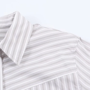 Dettaglio del colletto e delle cuciture della spalla di una camicia in popeline a righe