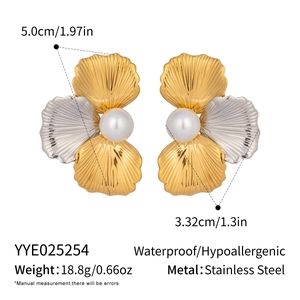 Detailed dimensions of gold and silver fan-shaped flower earrings with white pearls