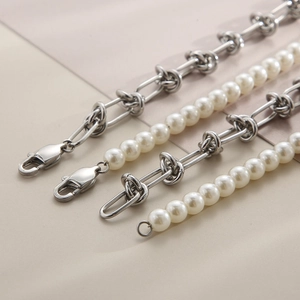 Détail du collier double couche en acier inoxydable avec perles et maillons noués