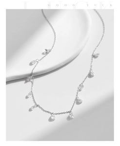 Vue détaillée du collier ras du cou en argent S925 avec zircons étincelants en goutte