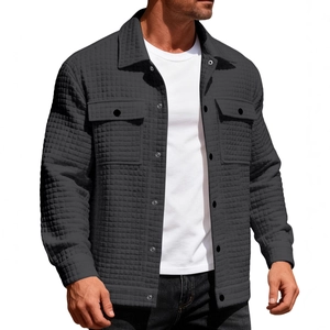 Dunkelgraue Herrenhemdjacke mit Waffelstruktur, Brusttaschen und Knopfleiste