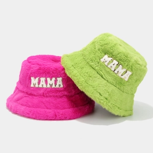 Cappello alla pescatore MAMA in ecopelliccia rosa e verde per calore invernale