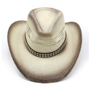 Détail d'un chapeau de cowboy tissé avec bande en cuir rivetée et texture paille dégradée