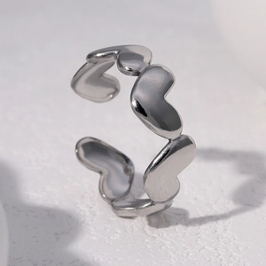 Vue macro d'une bague ajustable en forme de cœur argenté avec design à maillons continus