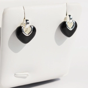 Orecchini a cuore in argento con smalto nero in uno stile minimalista ed elegante