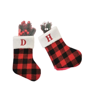 Chaussettes de Noël à carreaux rouges et noirs avec fourrure blanche et lettres D et H