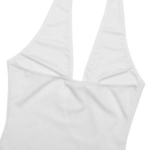 Détail du dos du haut blanc dos nu montrant la coupe sexy et les coutures des bretelles