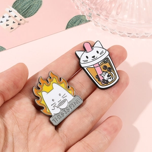Gros plan de deux pins en émail chat mignons avec les motifs This Is Fine et chat boba