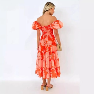 Robe longue fleurie à épaules dénudées avec manches bouffantes vue de dos