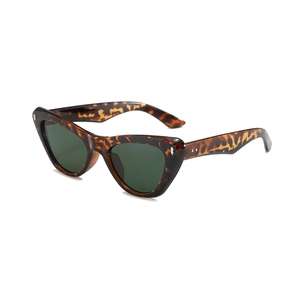 Lunettes de soleil œil de chat écaillées classiques avec des verres vert foncé