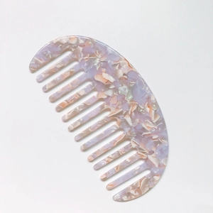Peine geométrico semicircular de acetato violeta con patrón de terrazo naranja