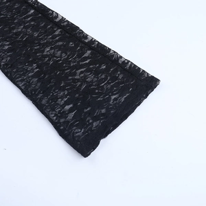 Vue macro détaillée de la texture dentelle noire fleurie et détails du tissu résille