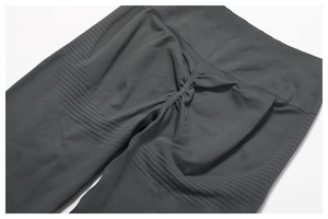 Détail du legging de yoga gris foncé sans couture avec taille haute et effet froncé