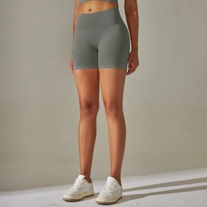Détail du short de yoga sans couture taille haute gris foncé avec ceinture gainante