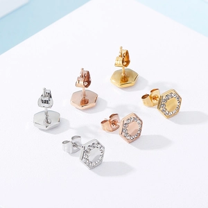 Geometrische sechseckige Ohrstecker mit Kristallen in Gold, Silber und Roségold-Finish