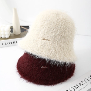 Chapeau bob d'hiver en fausse fourrure avec décor en métal couleur beige et bordeaux