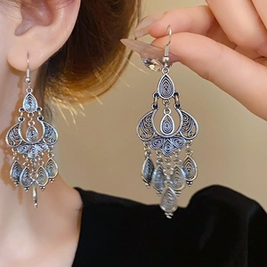 Boucles d'oreilles bohèmes en argent avec fleurs ciselées et pampilles gouttes