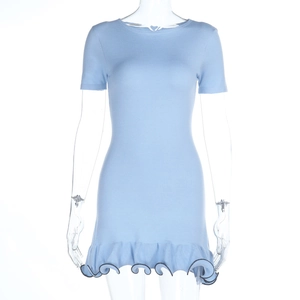 Détail de la robe moulante en maille bleu clair avec bordure volantée et manches courtes
