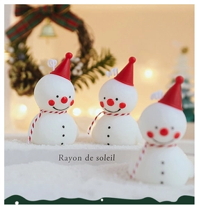 Lot de trois bougies de Noël en forme de bonhomme de neige avec bonnets et écharpes rouges