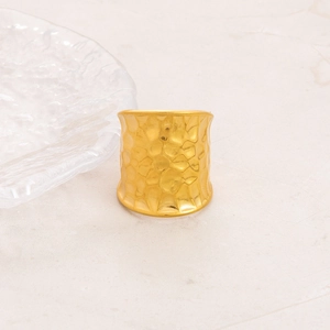 Detailed close-up of 18K gold-plated stainless steel ring with hammered texture and stone