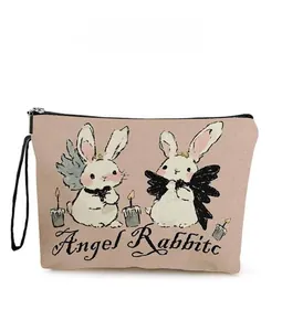 Détail de la trousse de maquillage en toile rose avec imprimé Angel Rabbits