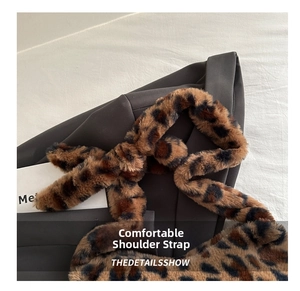 Détail d'un sac cabas en fausse fourrure léopard avec une large bandoulière confortable