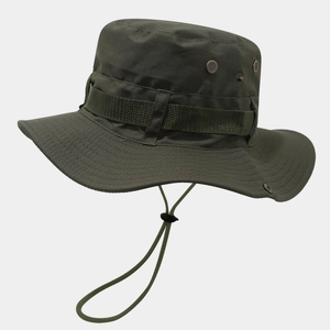 Détail du chapeau de soleil vert armée à large bord avec évents et cordon réglable