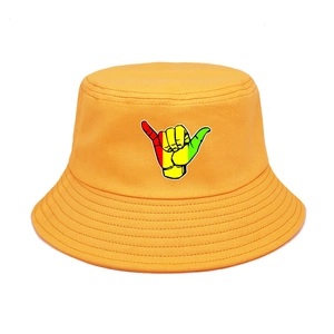 Détail du chapeau bob jaune avec broderie du signe Shaka tricolore en coton doux