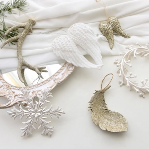 Set di ornamenti natalizi glitterati con fiocco di neve corna di cervo e ali d'angelo per albero