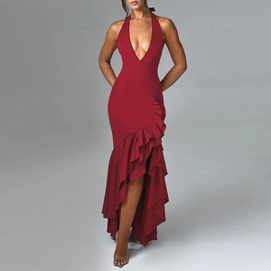 Détail d'une robe rouge élégante à dos nu avec décolleté en V profond et ourlet volanté