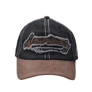 Détail d'une casquette baseball vintage avec écusson American et coutures