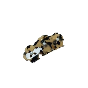 Elegant tortoise shell claw clip with three white pearls for a French chic hair style