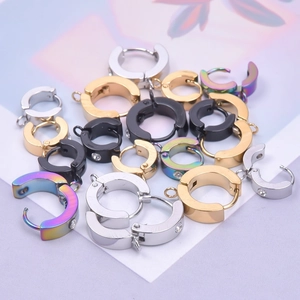 Detalle de varios pendientes de aro de acero inoxidable en plata dorado y negro