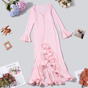 Robe rose à manches longues, col en V avec volants et boutons en vue à plat